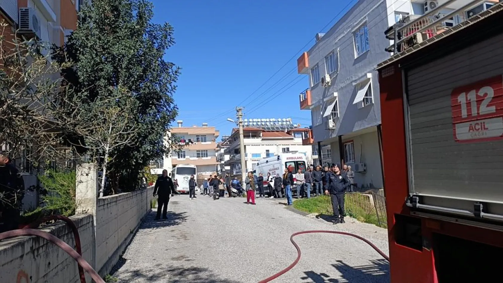 Ev yangınında 2 kişi çatıdan kurtarıldı, yanan kedilere oksijen maskesiyle müdahale edildi