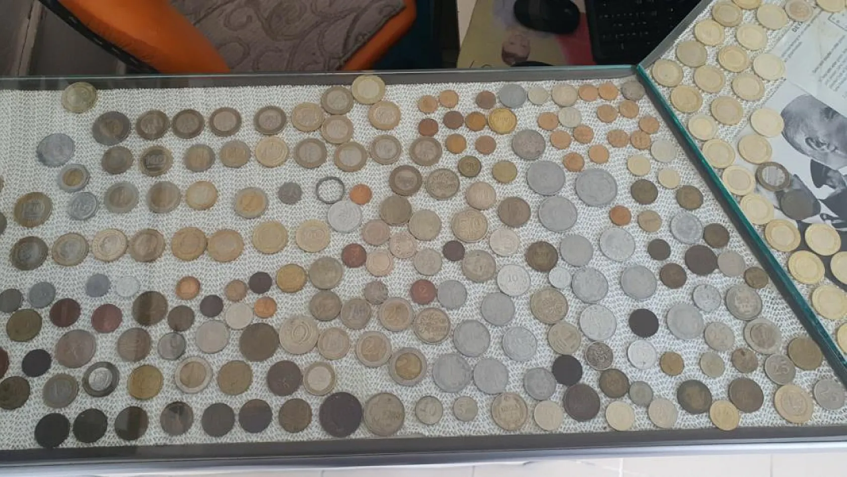Fotoğrafçıdan şaşırtan koleksiyon! Nostaljik fotoğraflar ve yabancı paralar ilgi odağı oldu