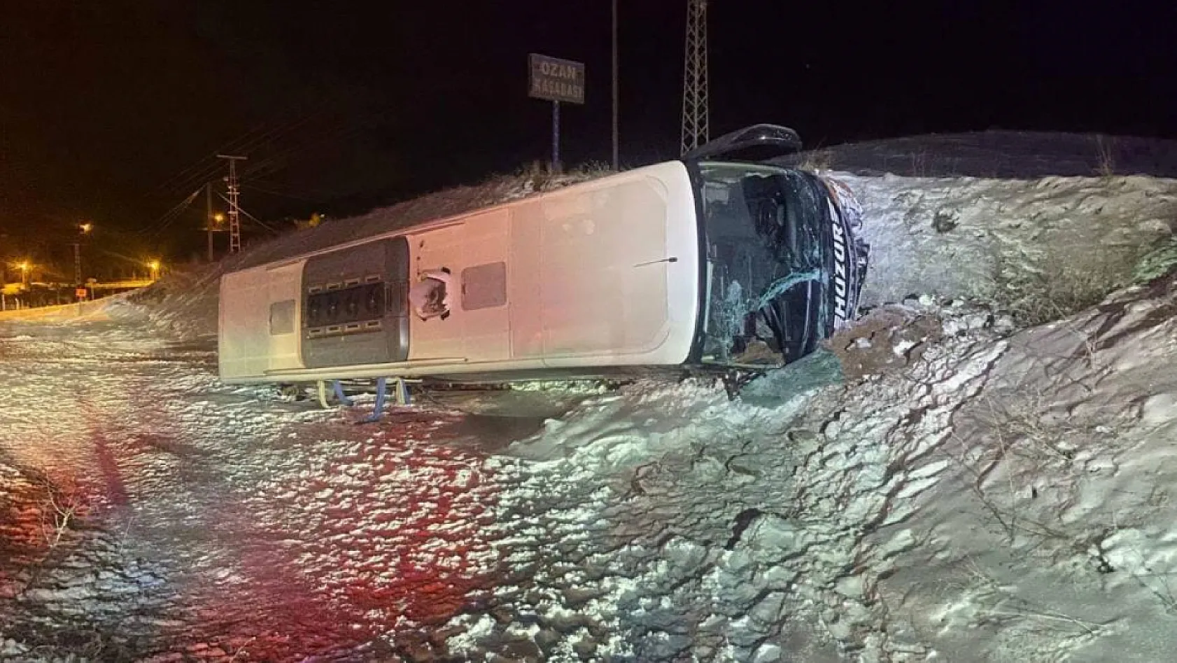 Otobüs buzlanma nedeniyle devrildi: 5 yaralı