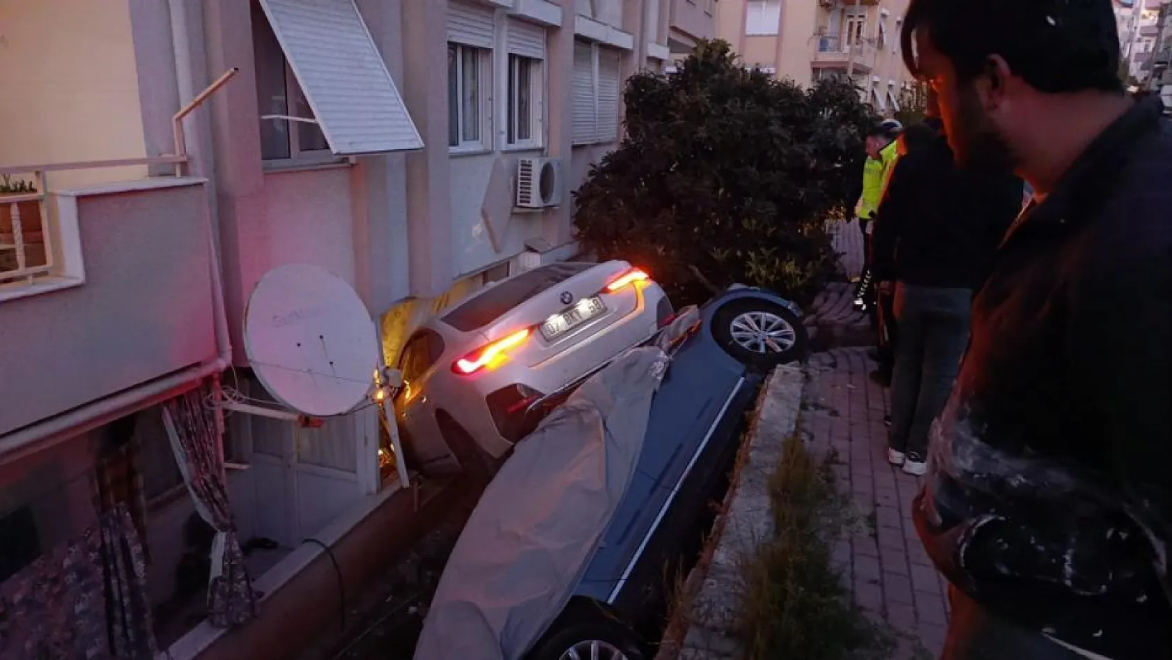 Uyuşturucu etkisinde kullandığı otomobille ortalığı savaş alanına çeviren avukat tutuklandı