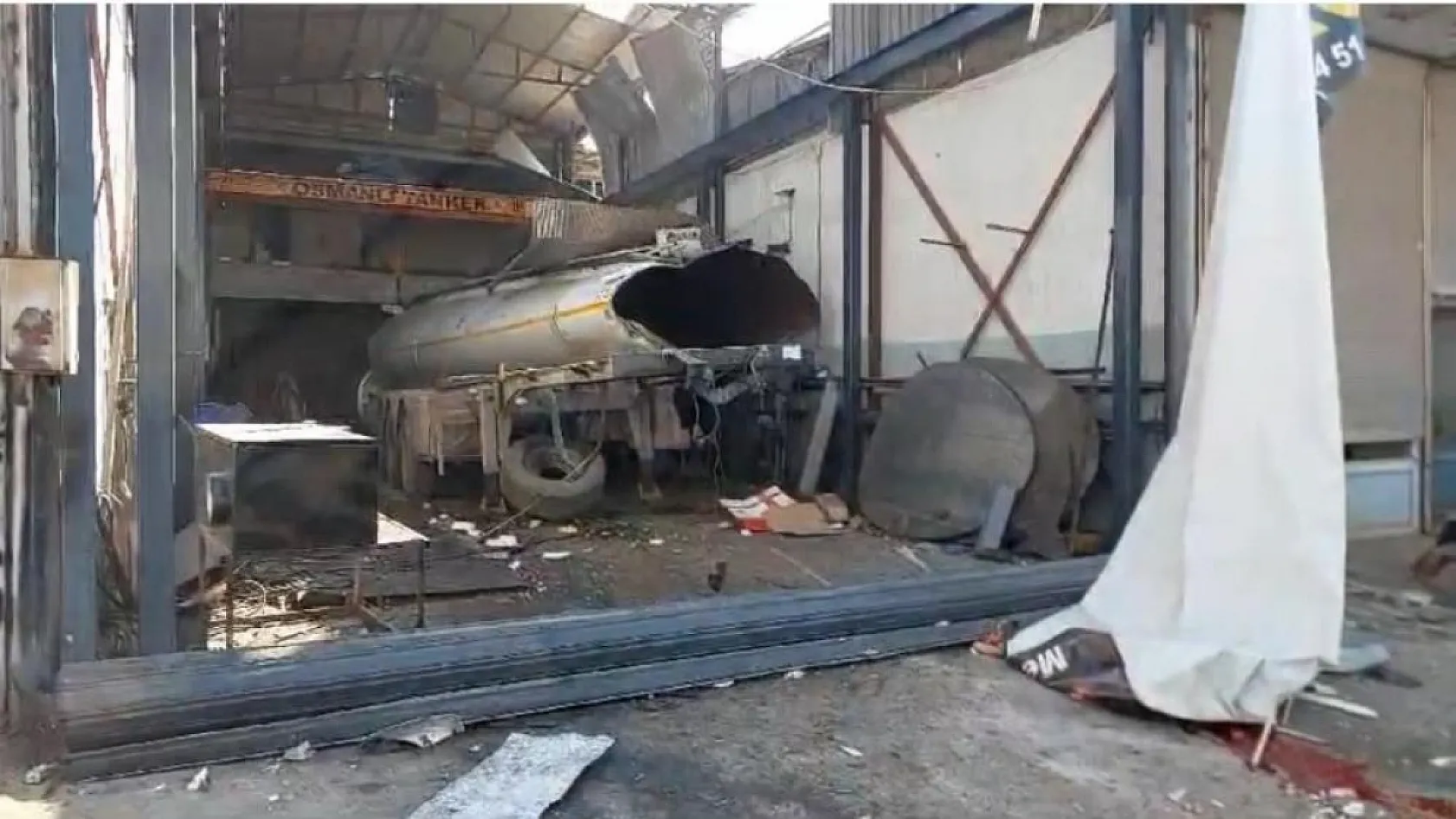 Korkunç patlama! Yakıt tankeri bakımda patladı, 2 can gitti