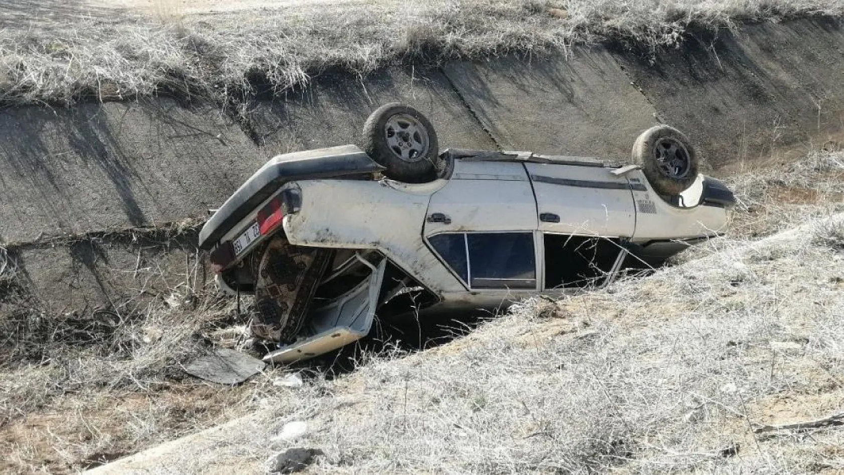 Otomobilin çarptığı yaya, sulama kanalına düşerek can verdi