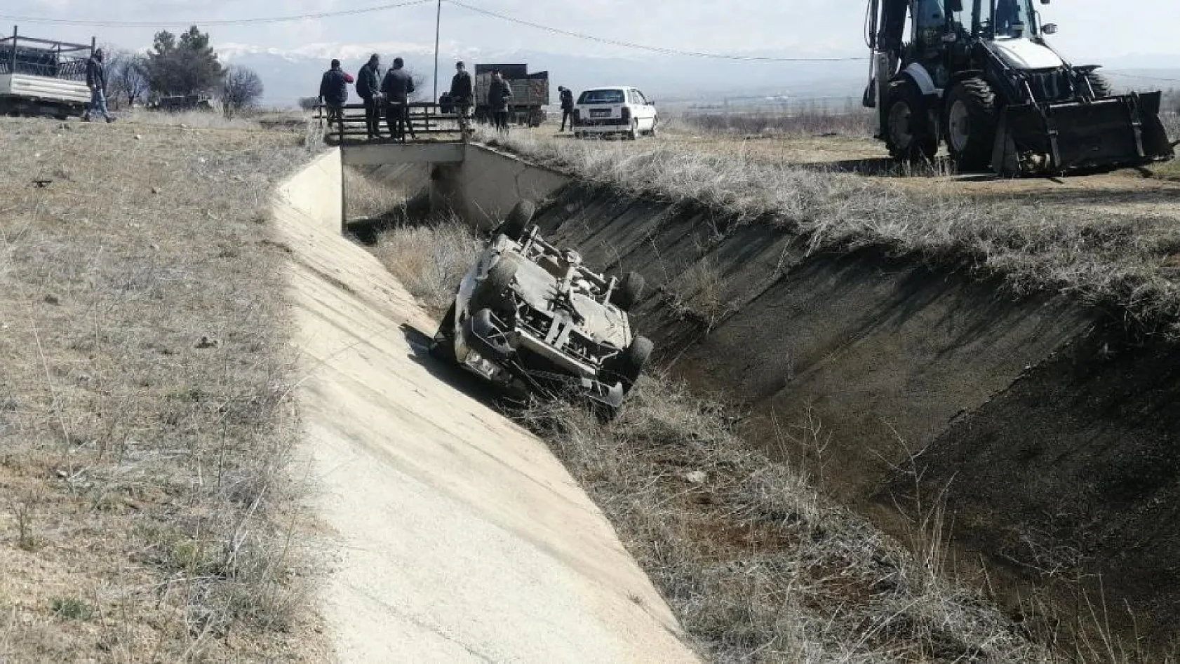 Otomobilin çarptığı yaya, sulama kanalına düşerek can verdi