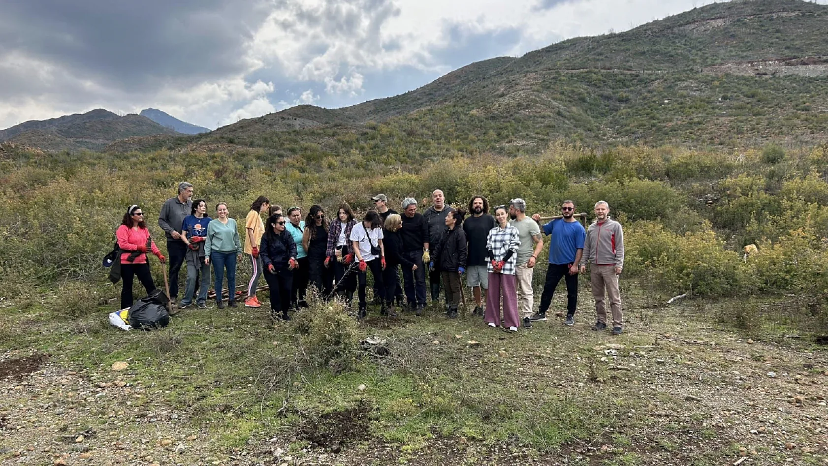 Marmaris'te fidanlar toprakla buluşmaya devam ediyor