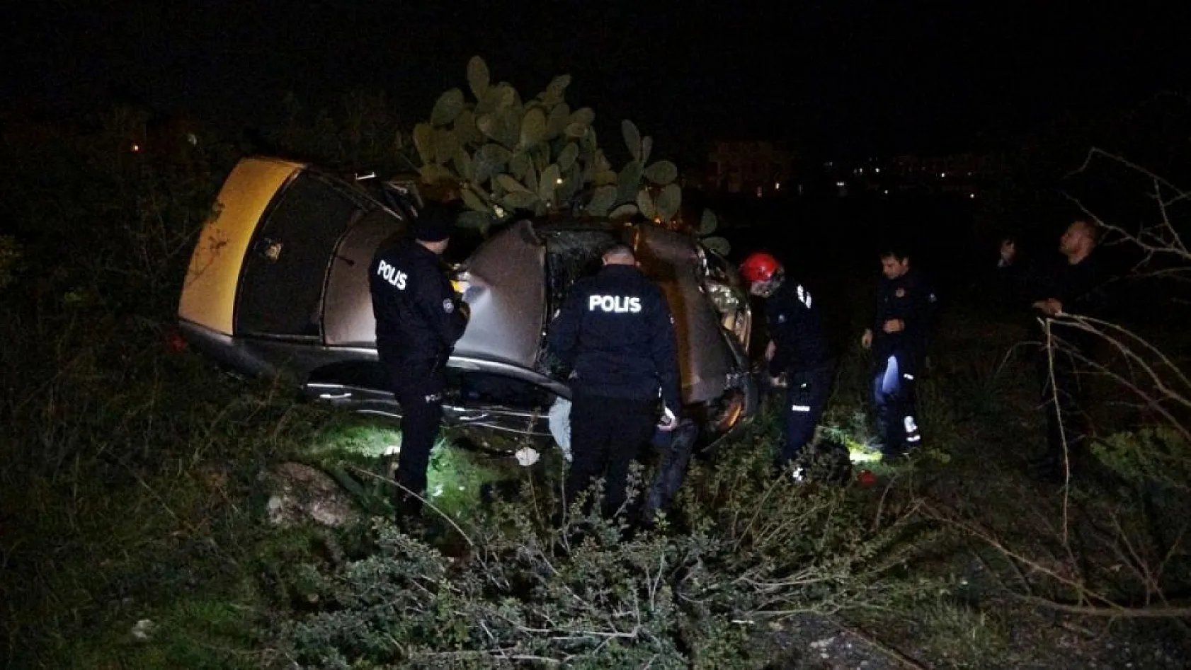 Otomobil kaldırıma çarpıp bahçeye uçtu, polis memuru sürücü ağır yaralandı