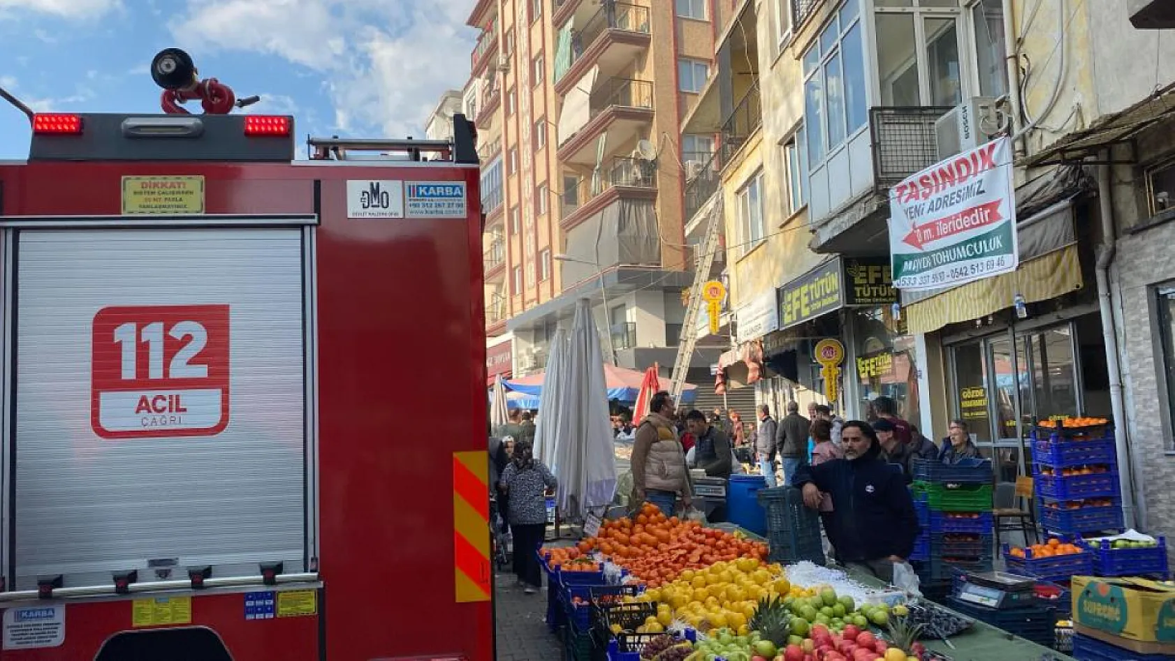 Korkutan ev yangını: Yangında mahsur kalan 3 kişi esnafın yardımıyla kurtarıldı