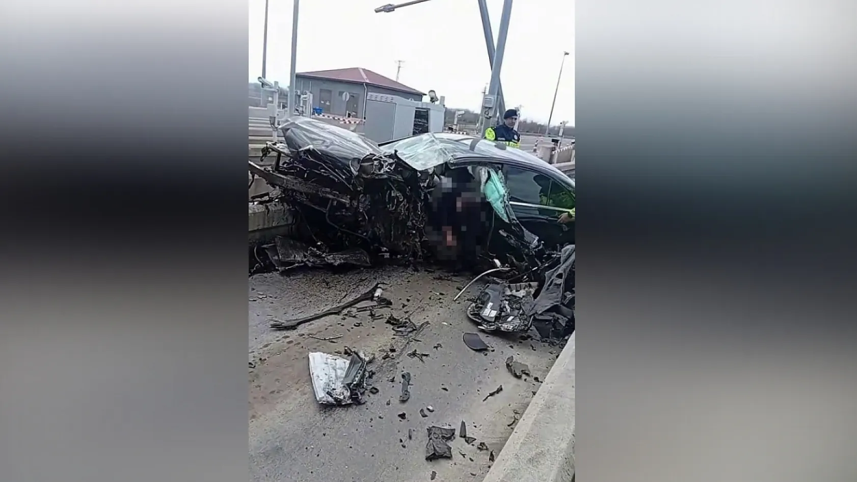 Lüks otomobil, otoyolda gişelere ok gibi saplandı: Karı-koca hayatını kaybetti