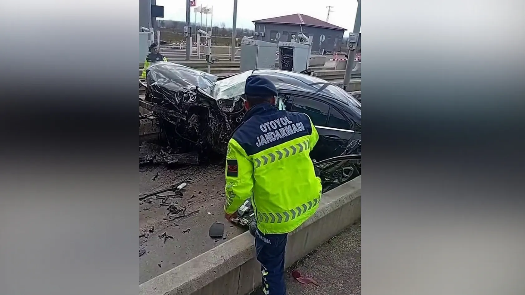 Lüks otomobil, otoyolda gişelere ok gibi saplandı: Karı-koca hayatını kaybetti