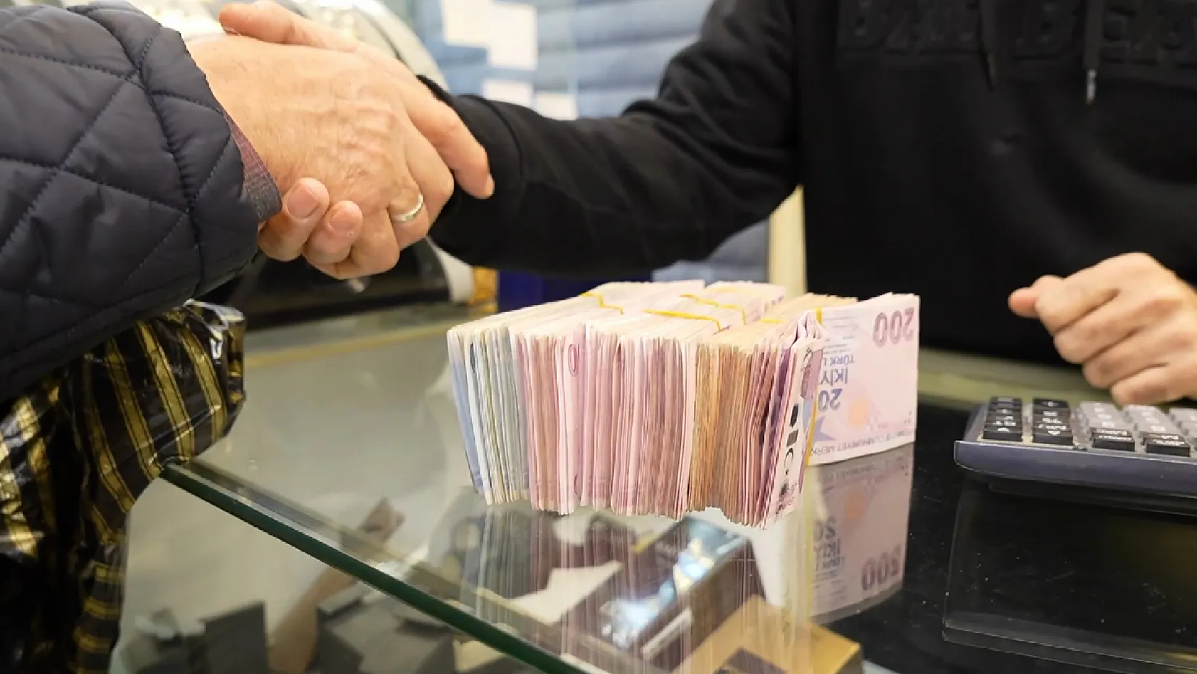 Oğluna araba alırken vicdanını satmadı: Kuyumcuda verilen fazladan 100 bin lirayı iade etti