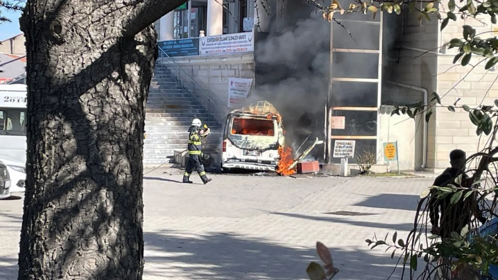 Faciadan dönüldü: İçerisinde 4 çocuğun bulunduğu araç cayır cayır yandı