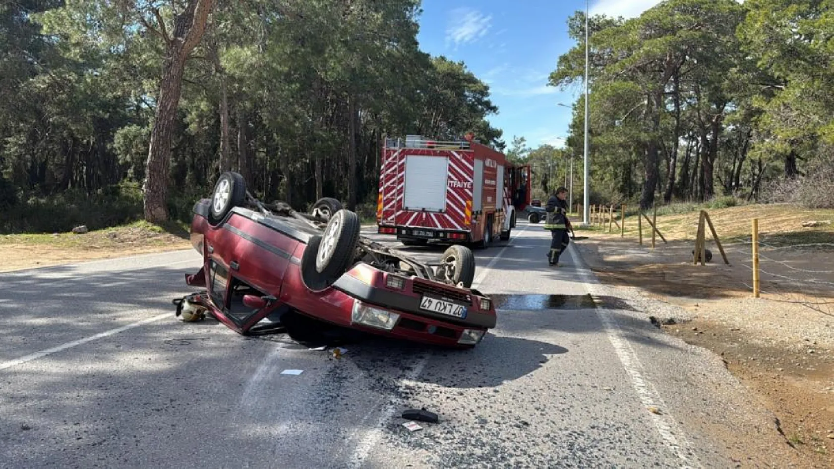 Seyir halindeyken devrilen otomobil takla atıp ters döndü