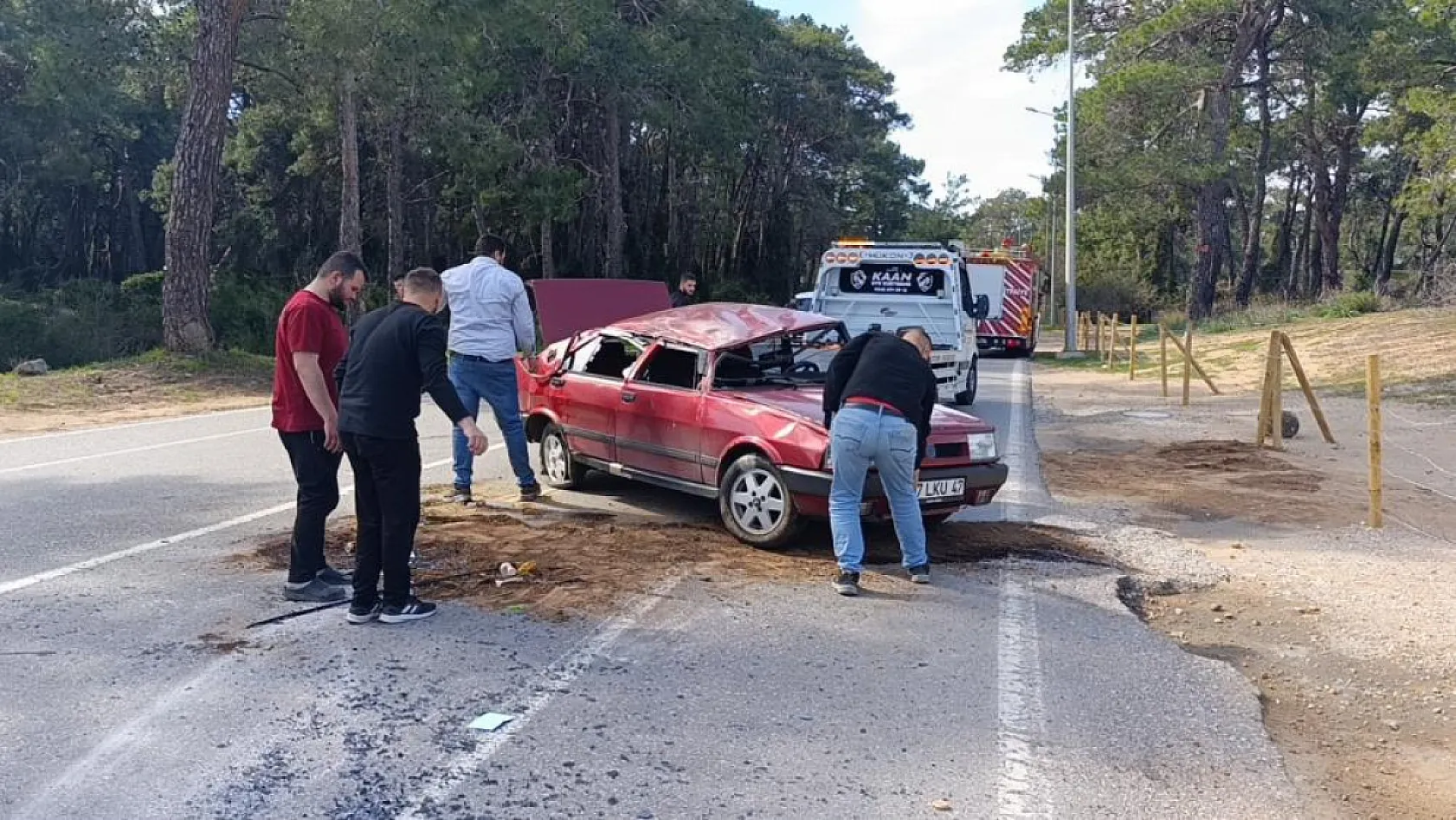 Seyir halindeyken devrilen otomobil takla atıp ters döndü