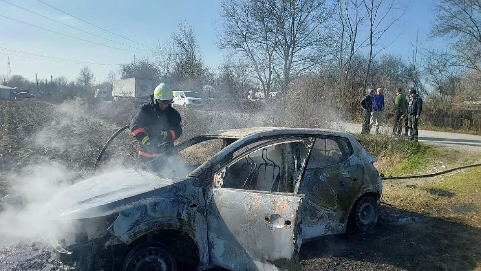 Tarlaya çektiği otomobilde kendini ateşe vermişti: Gençten acı haber geldi