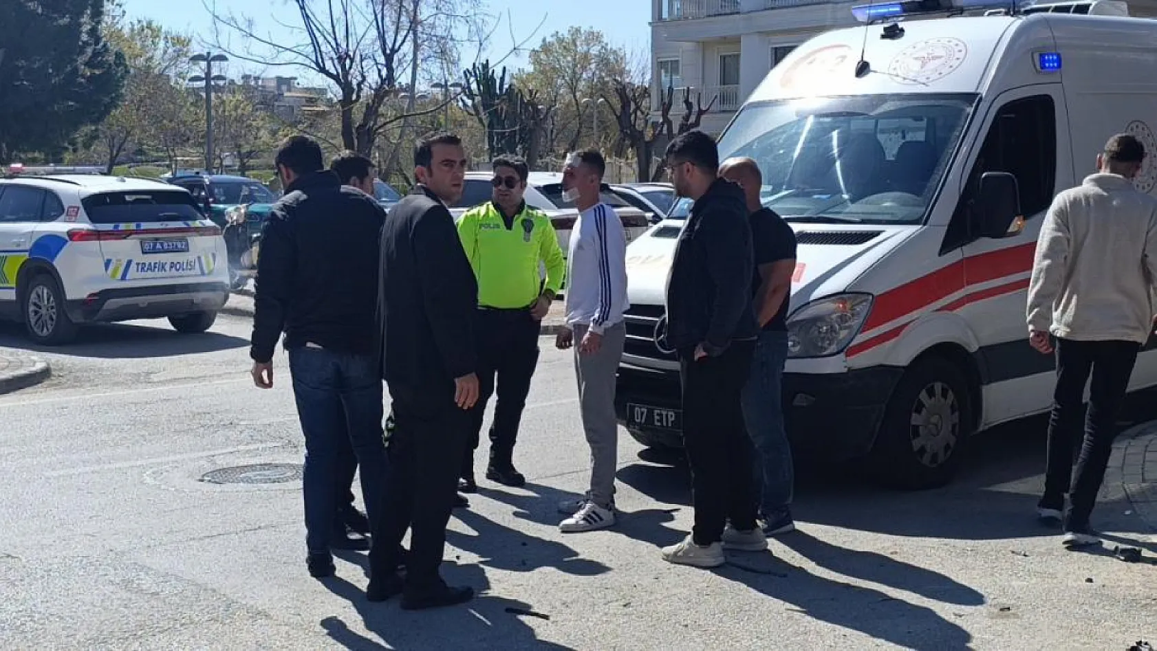 Kaza yapan motosiklet sürücüsü acısını unutup motosikleti kaçırdı, tedavi için yaya olarak geri geldi