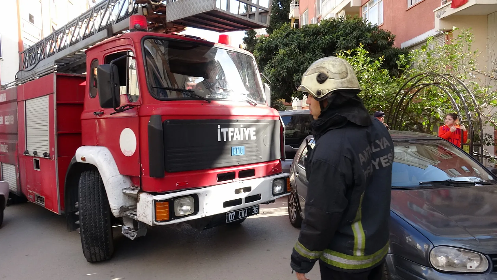 Balkondan merdivenle daireye giren ekipler yaşlı adamı uyurken buldu