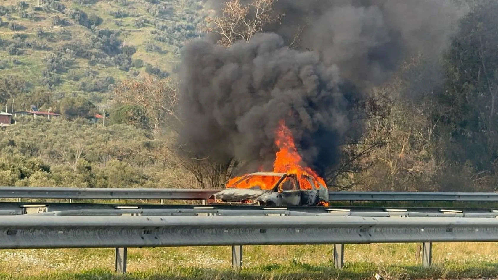 Aydın-İzmir Otoyolu'nda korkutan yangın! Otomobil kullanılamaz hale geldi