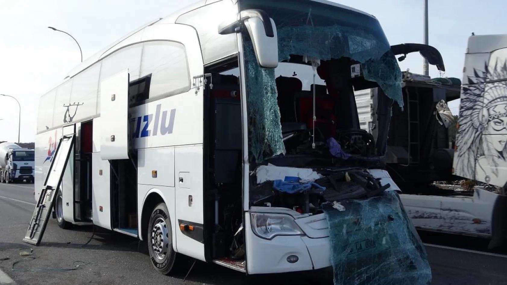 Kütahya'da feci kaza! Otobüs ve tır çarpıştı: 12 yaralı