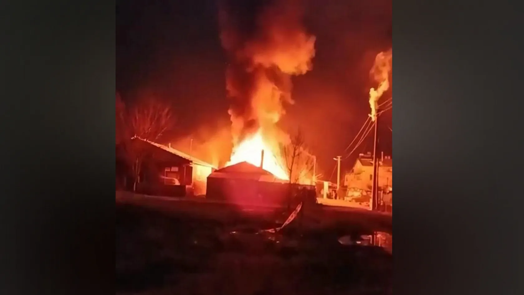 Komşu katili 16 yaşındaki çocuk ile babasının yaşadığı evde şüpheli yangın