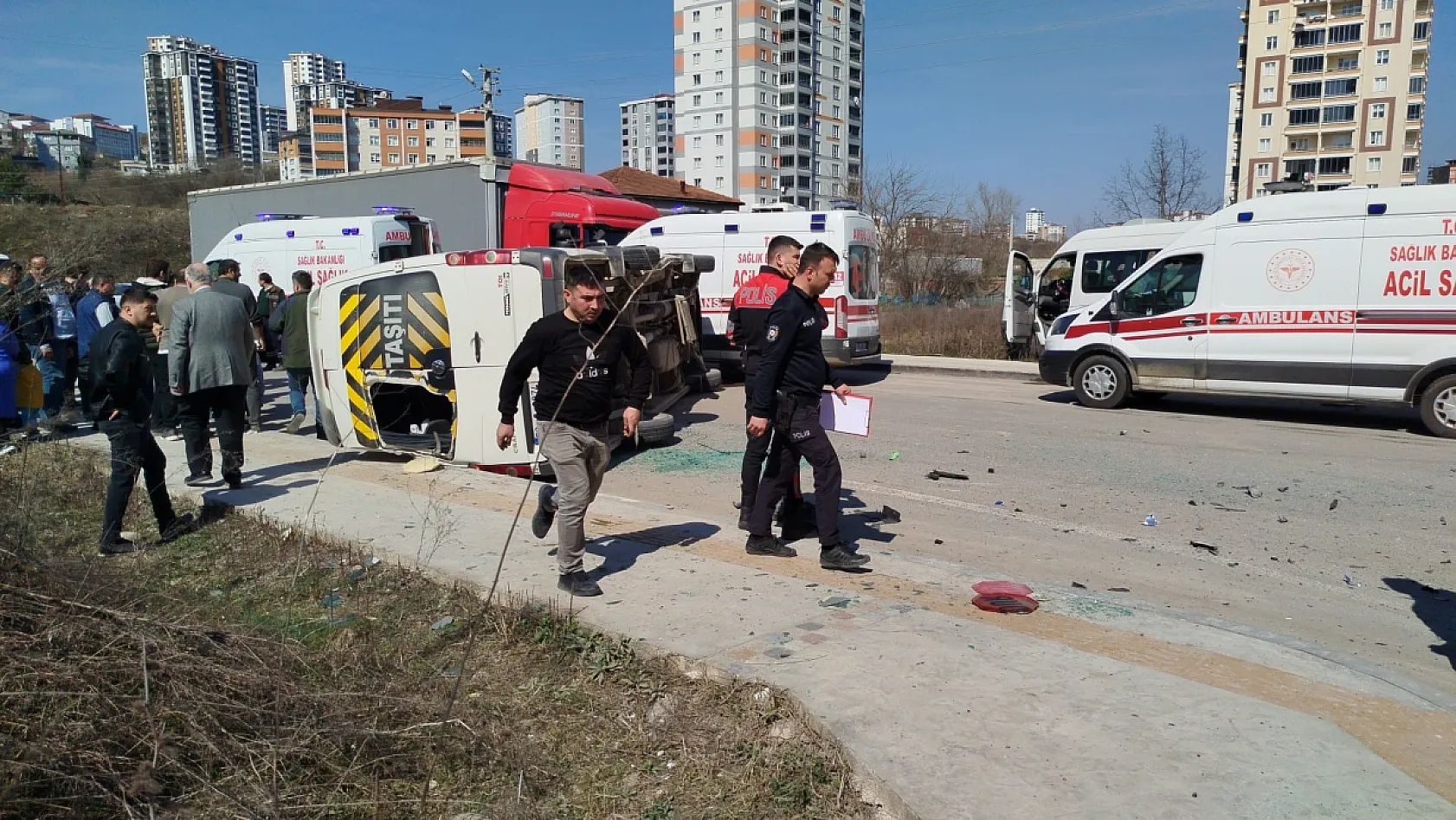 Öğrenci servisi ile hafif ticari araç çarpıştı: 10 yaralı