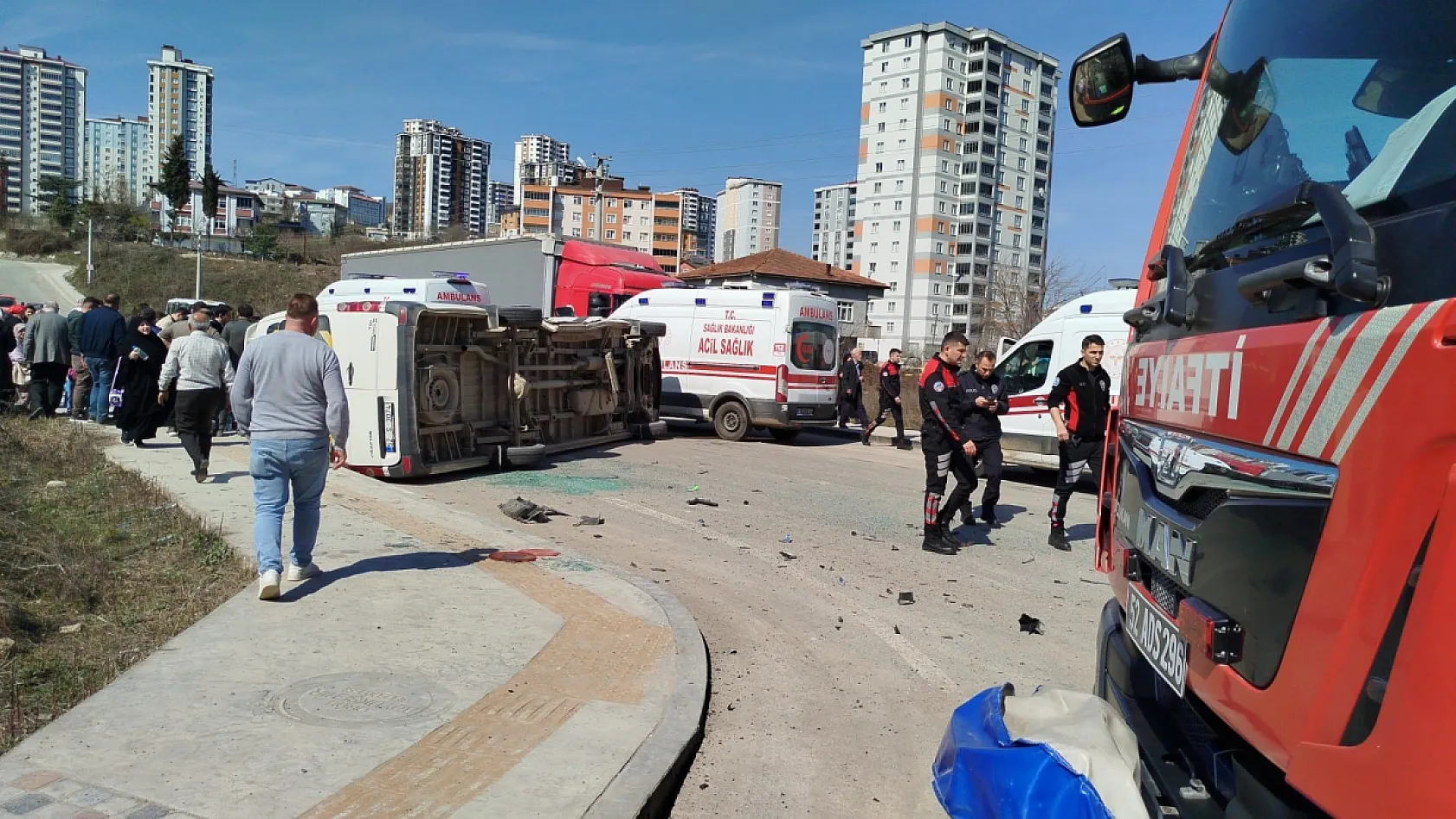 Öğrenci servisi ile hafif ticari araç çarpıştı: 10 yaralı