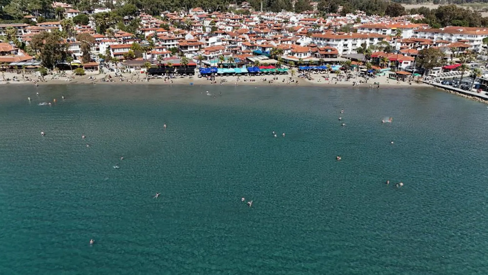 Akyaka'da sıcaklık 27 dereceyi geçti: Günübirlik tatilciler sahile akın etti
