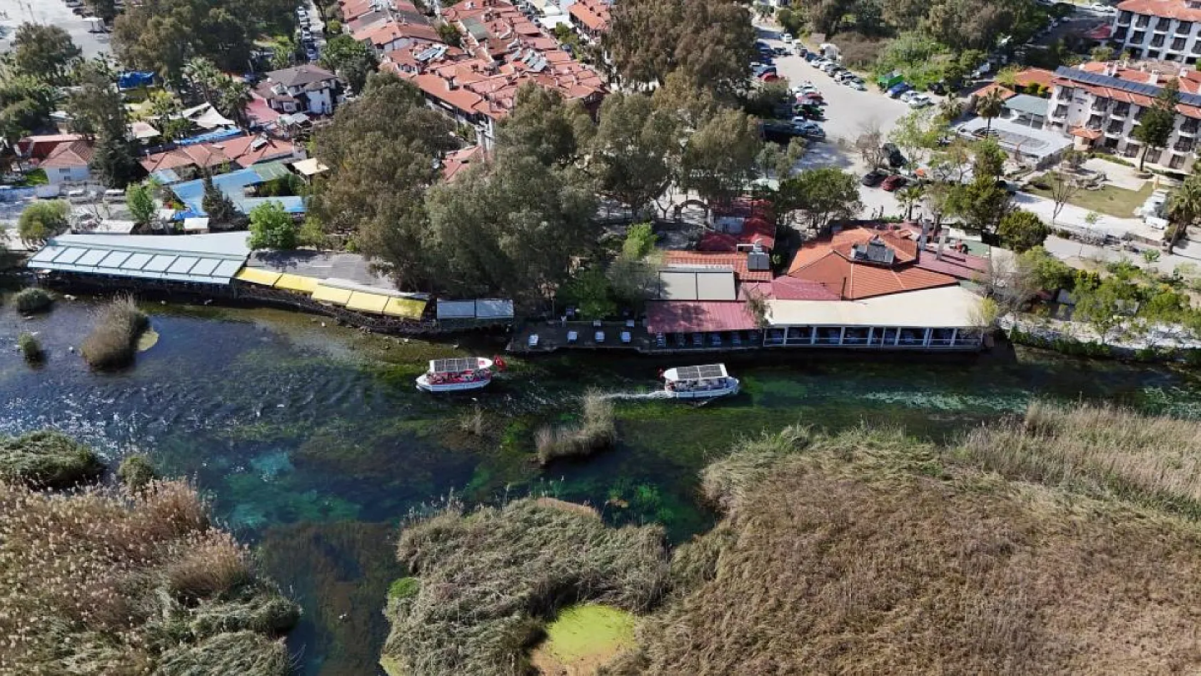 Akyaka'da sıcaklık 27 dereceyi geçti: Günübirlik tatilciler sahile akın etti