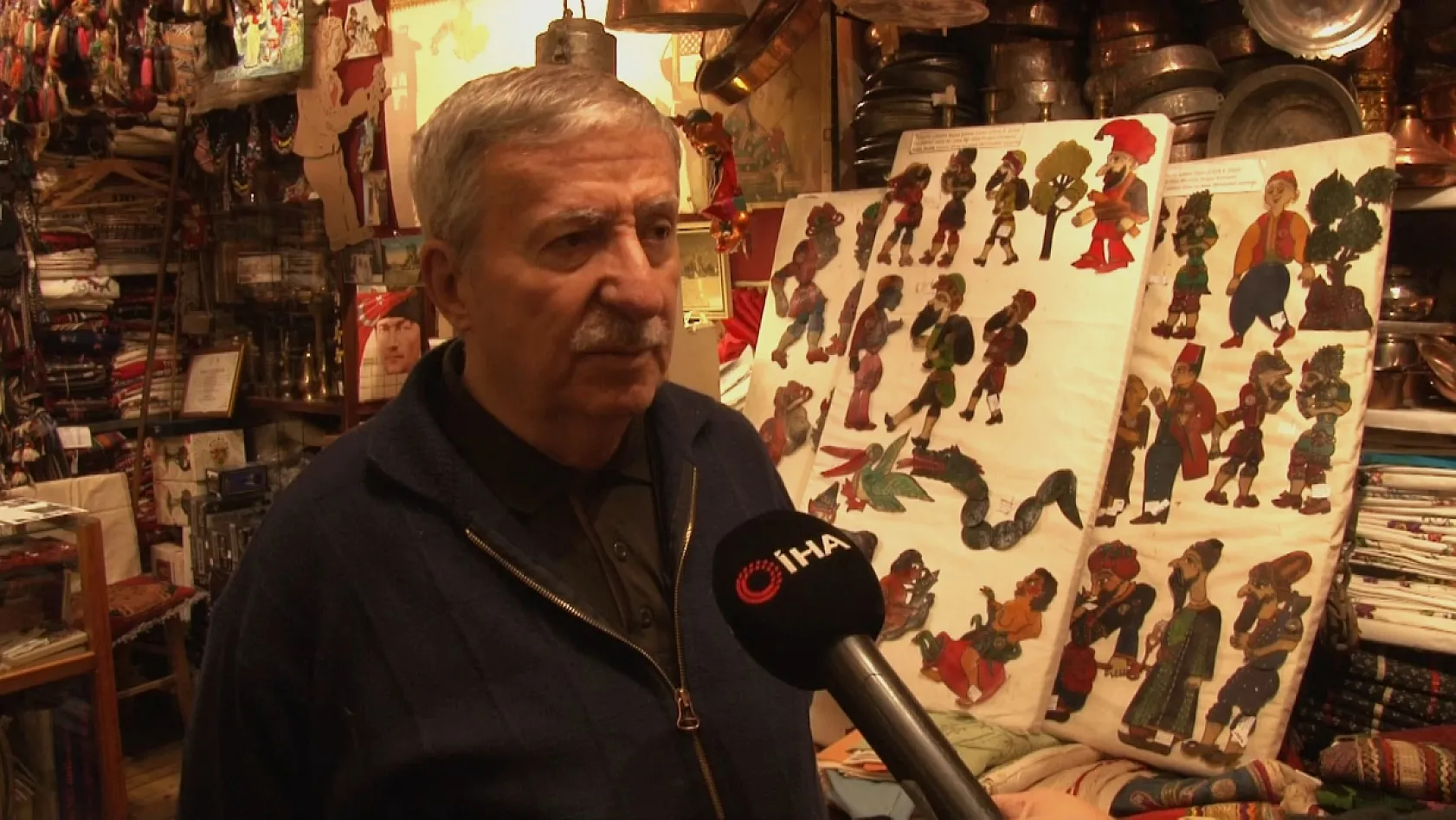 Karagöz ve Hacivat'a ömrünü adadı, gölge oyunlarını gelecek nesillere aktarıyor