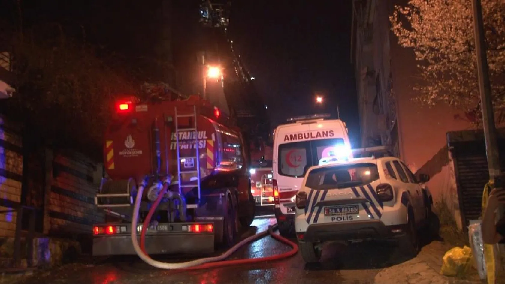 İstanbul'da tarihi Topçu Karakolu alev alev yandı