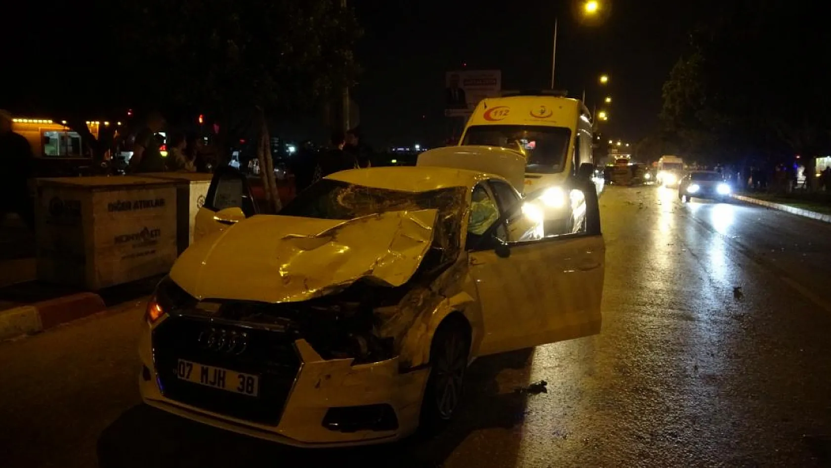 Takla atan otomobil karşı şeritten gelen aracın üzerine düştü: 3 yaralı