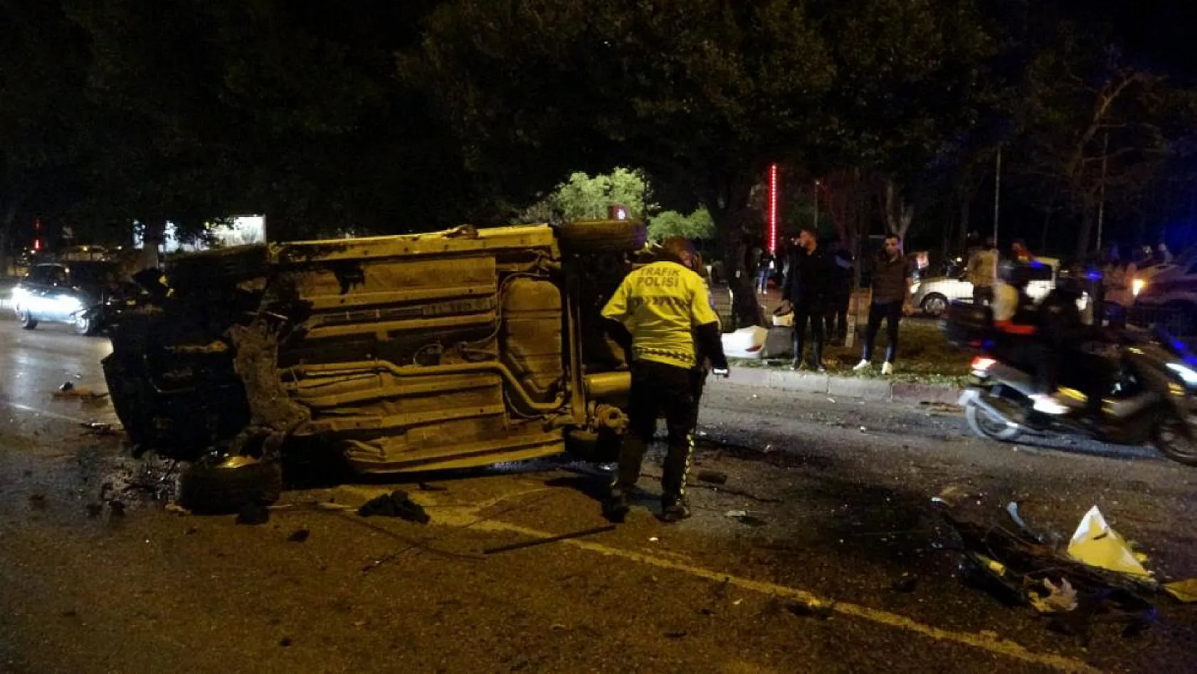 Takla atan otomobil karşı şeritten gelen aracın üzerine düştü: 3 yaralı