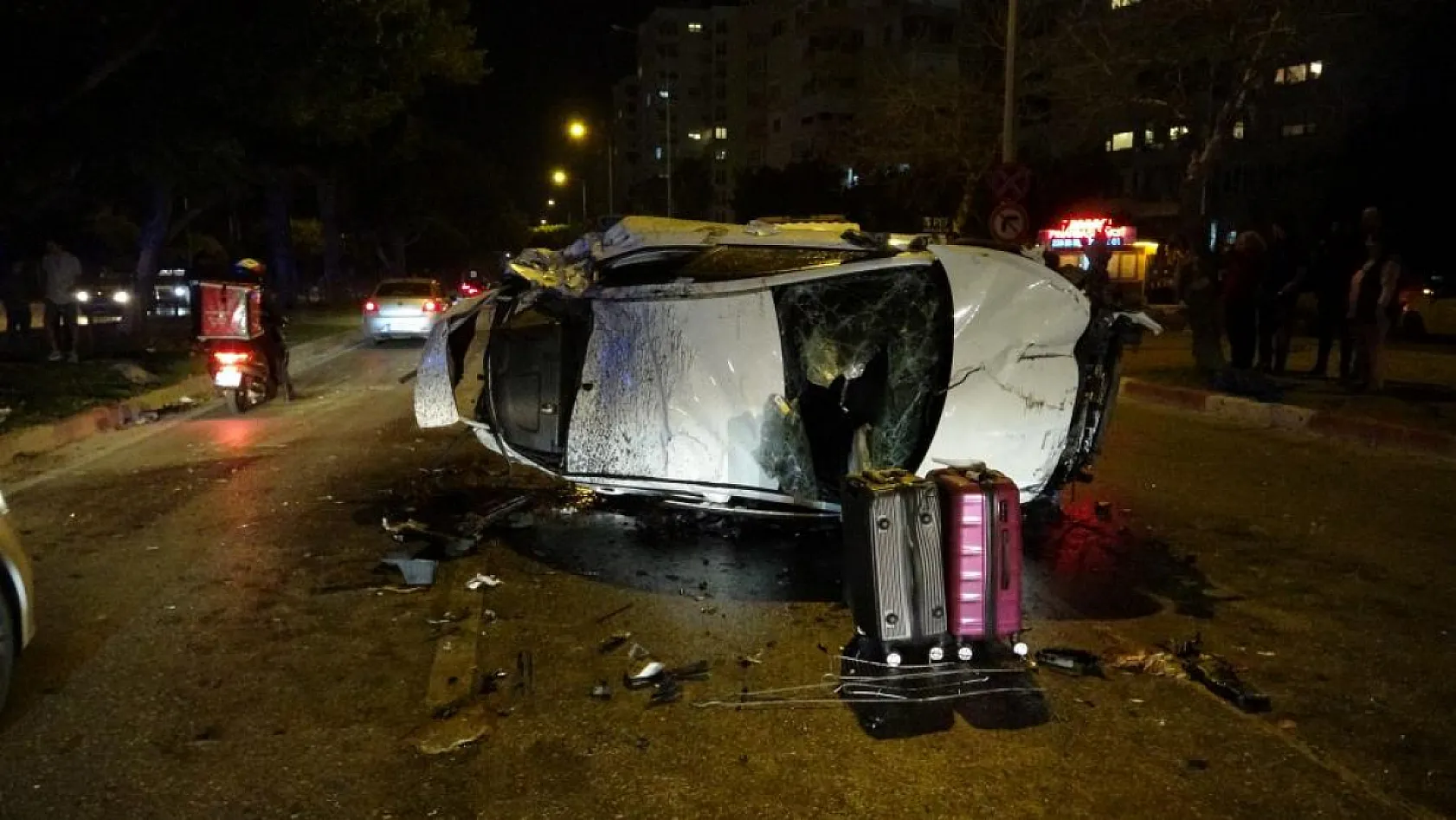 Takla atan otomobil karşı şeritten gelen aracın üzerine düştü: 3 yaralı