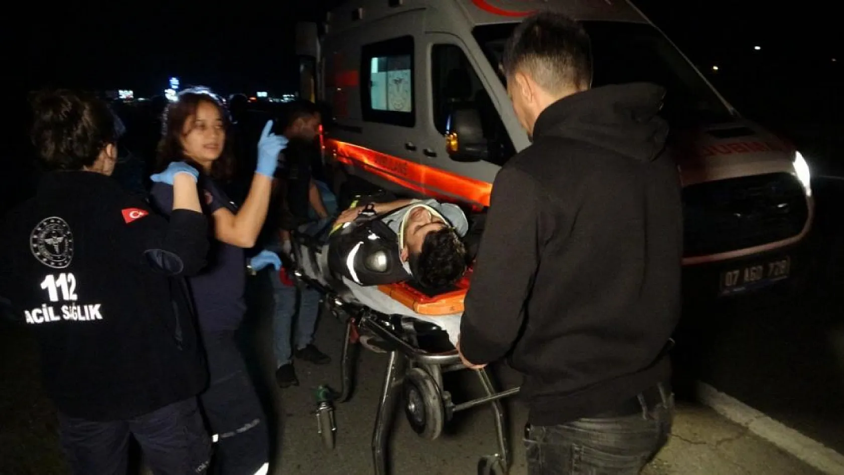 Kaza yapan araca yardım için durdu, arkadan motosiklet çarptı: 5 yaralı