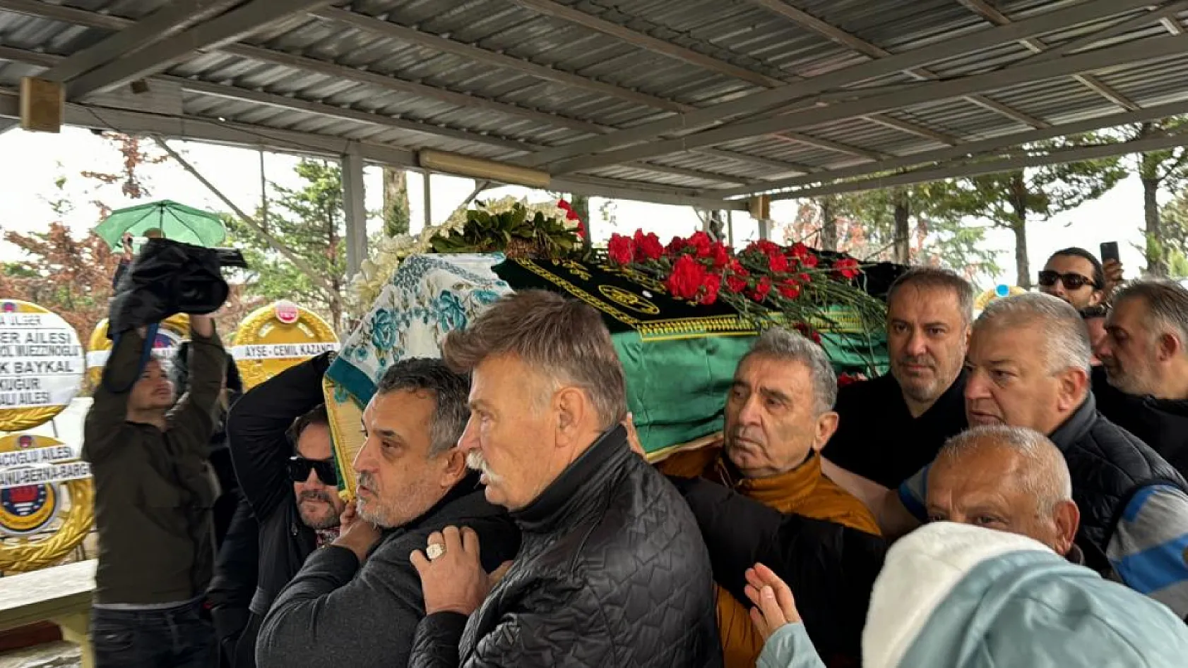 Hayatını kaybeden sanatçı Tanyeli son yolculuğuna uğurlandı