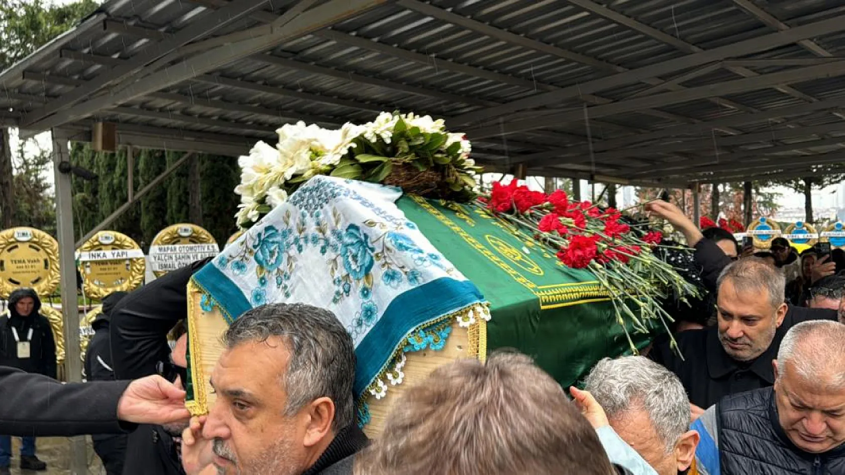 Hayatını kaybeden sanatçı Tanyeli son yolculuğuna uğurlandı