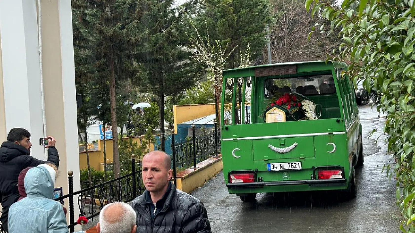 Hayatını kaybeden sanatçı Tanyeli son yolculuğuna uğurlandı