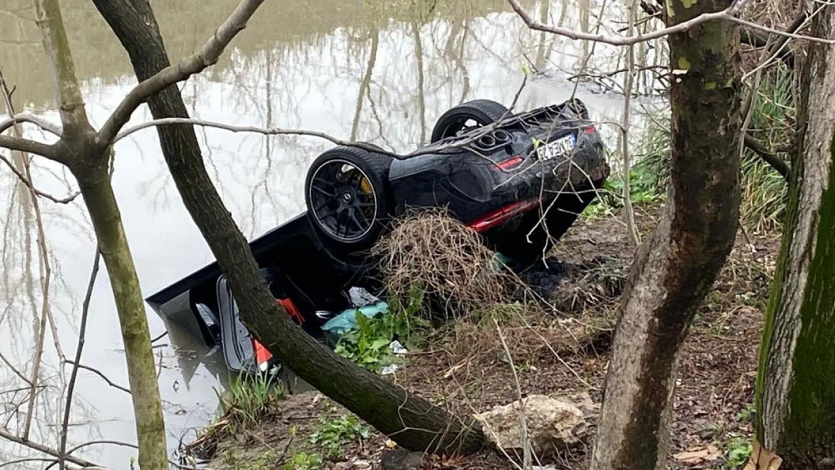Dereye uçan otomobilin sürücüsü hayatını kaybetti