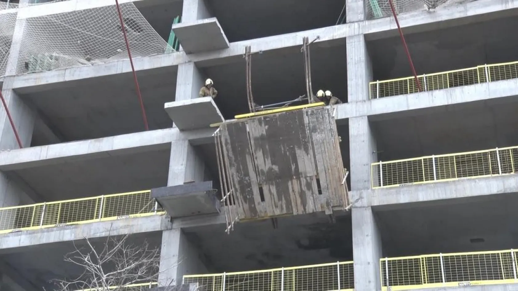 İstanbul'da İnşaat iskelesi çöktü: 2 işçi ağır yaralandı