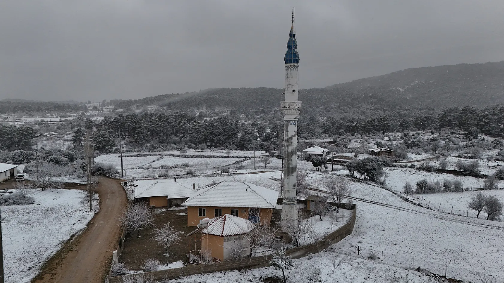 Muğla'ya Mart ayında kar sürprizi, bahar ve kış bir arada