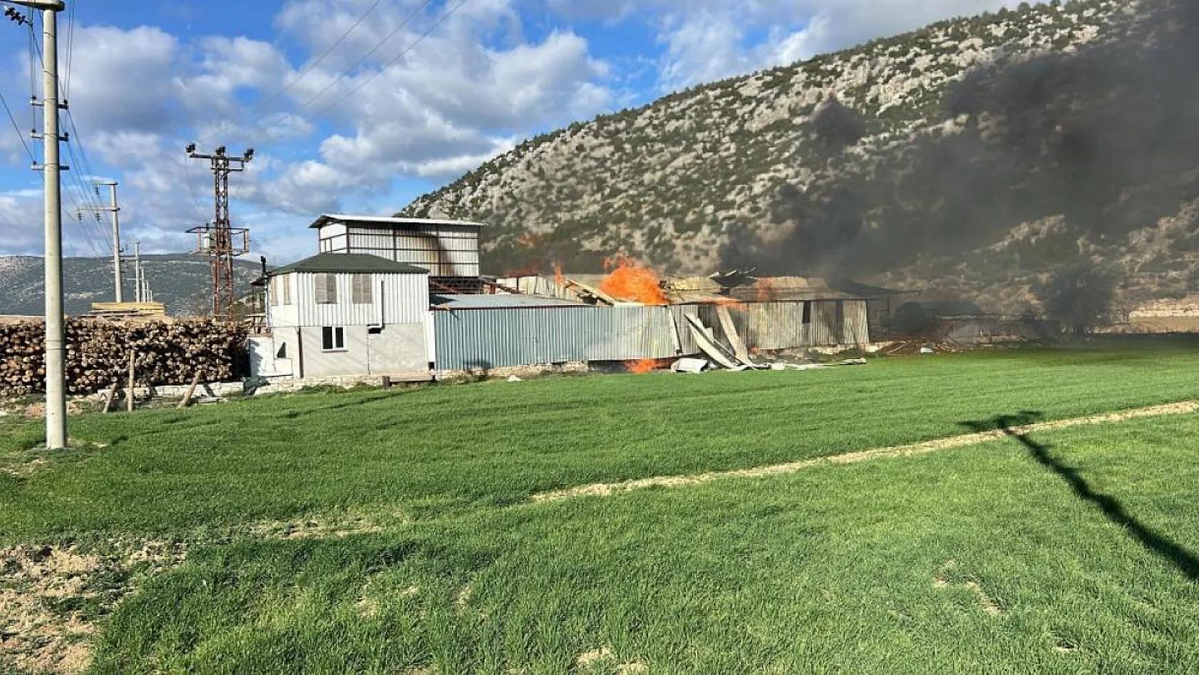 Burdur'da kereste fabrikasında yangın