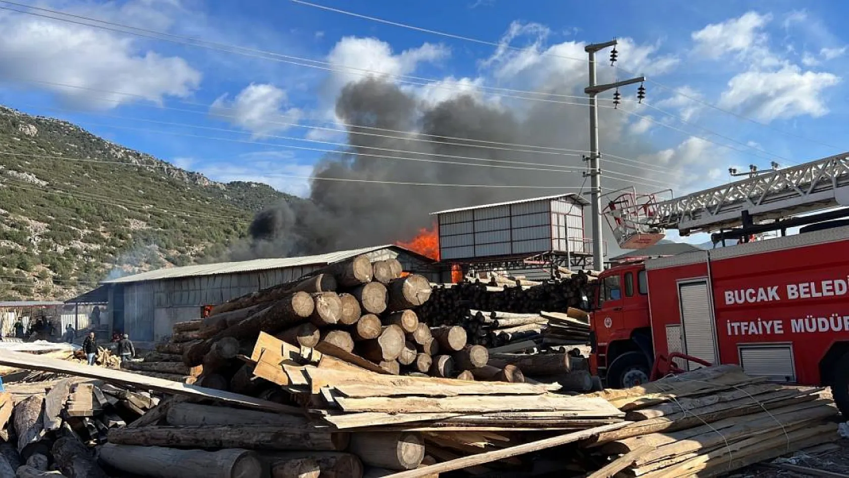 Burdur'da kereste fabrikasında yangın