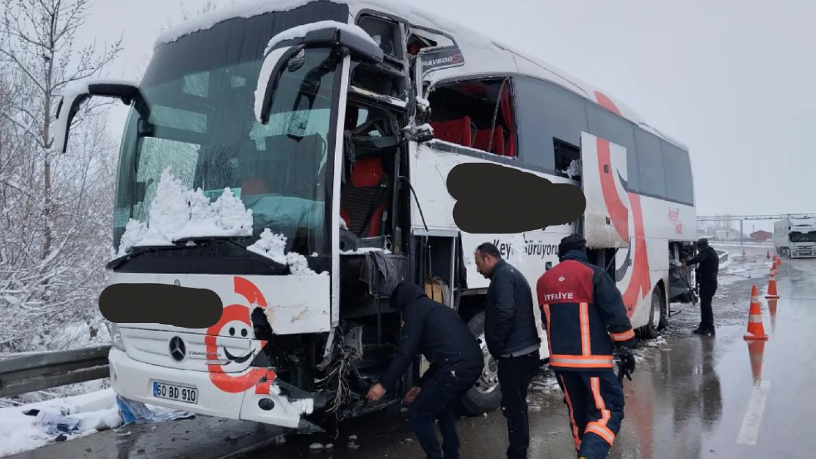 Sivas'ta iki yolcu otobüsü çarpıştı: 6 yaralı