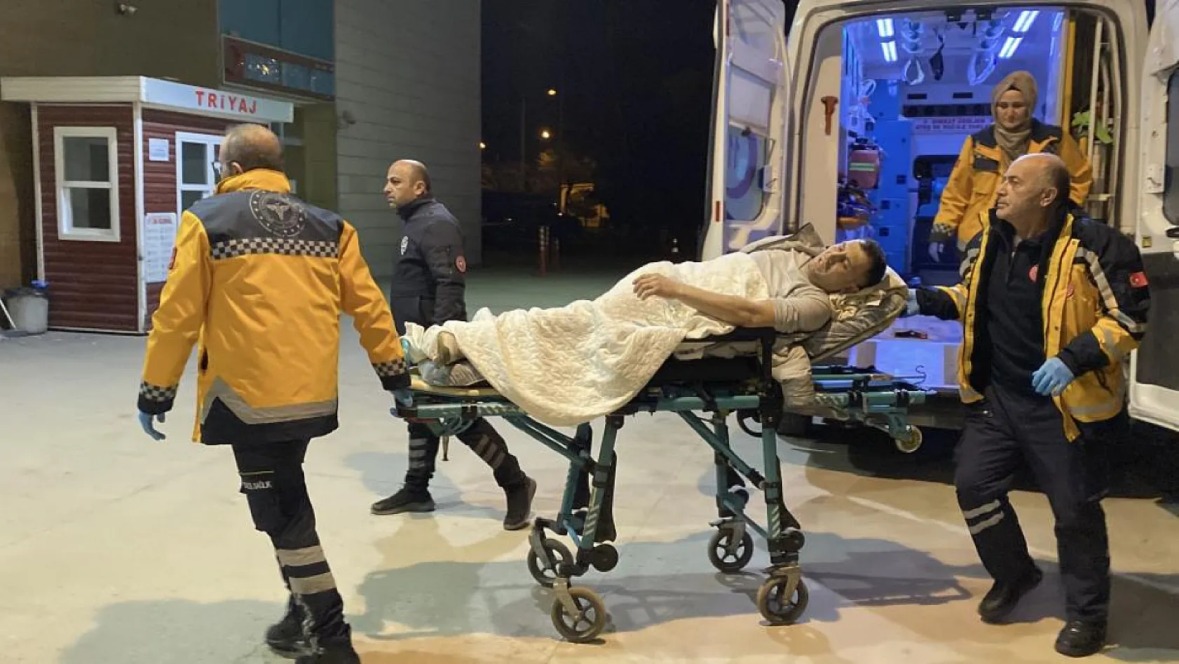 Yolda yürürken araçtan açılan ateş sonucu yaralandı