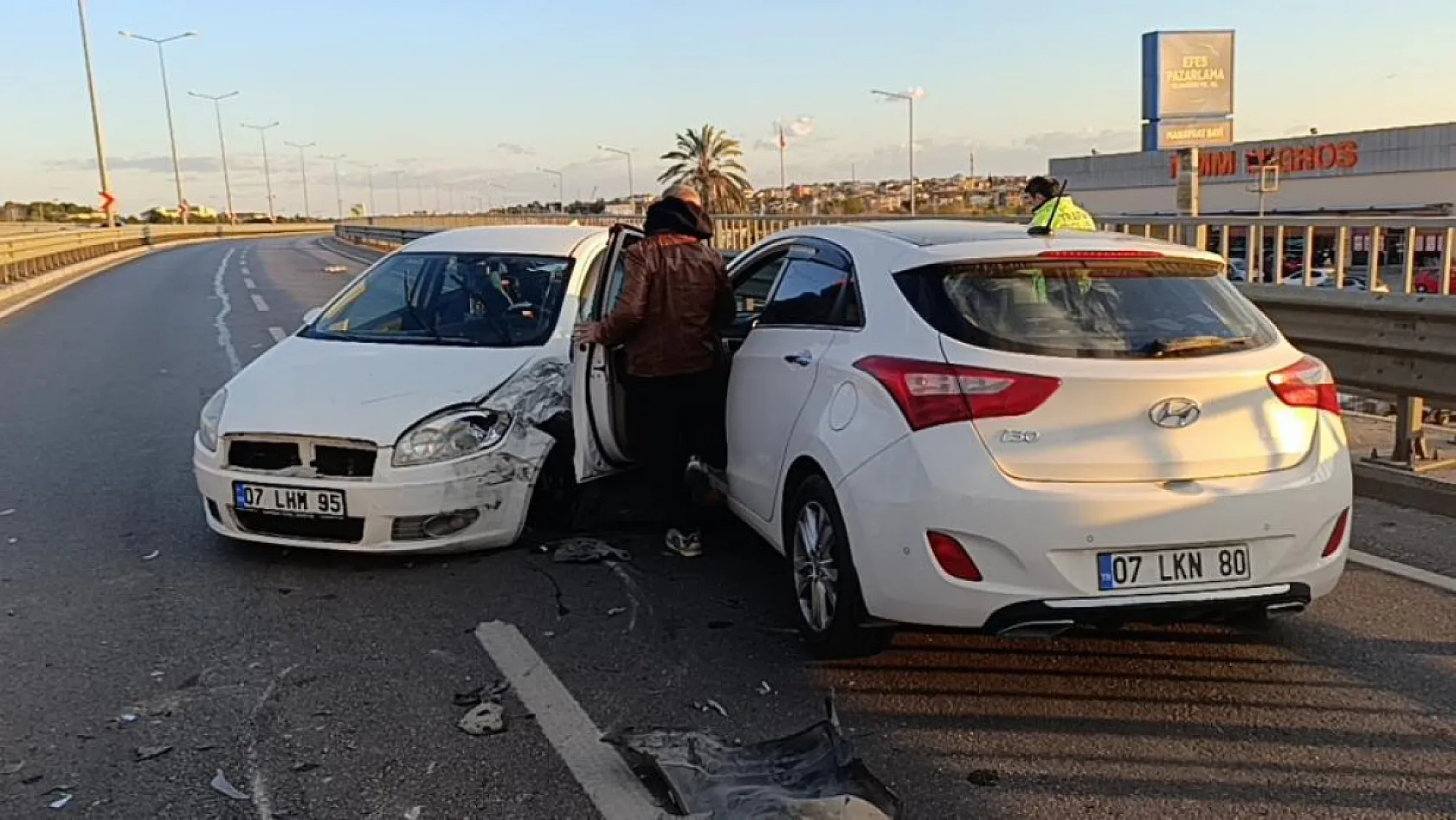 3 araçlı zincirleme kaza: 2 yaralı