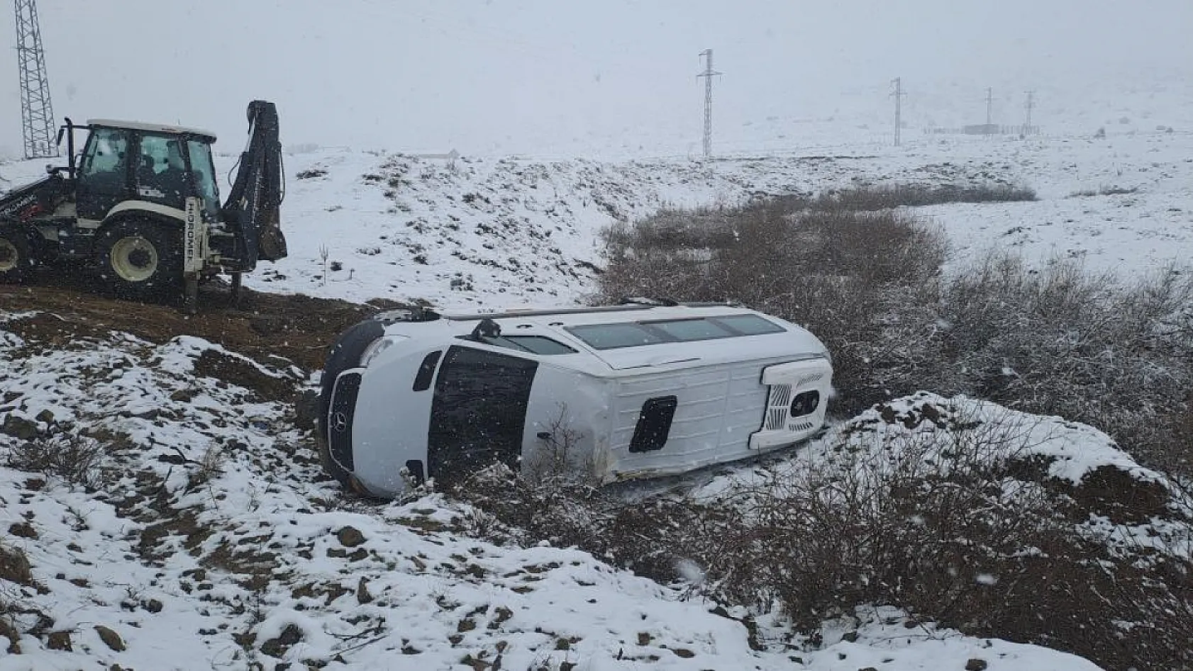 İşçileri taşıyan transit şarampole yuvarlandı: 2'si ağır 9 yaralı