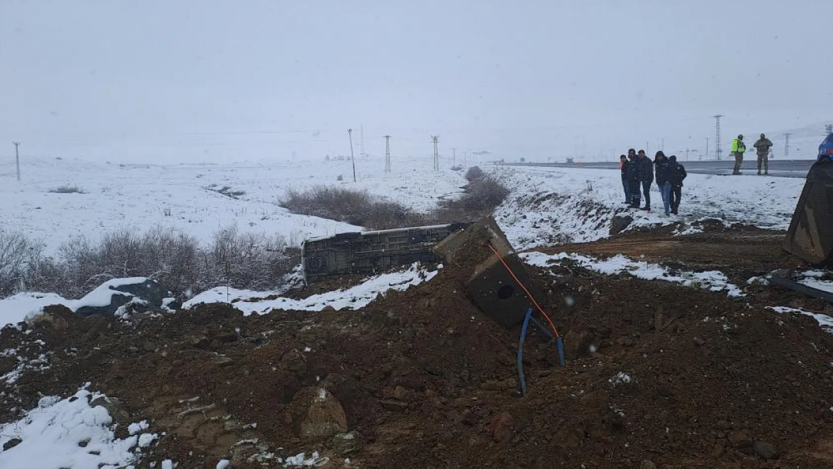 İşçileri taşıyan transit şarampole yuvarlandı: 2'si ağır 9 yaralı
