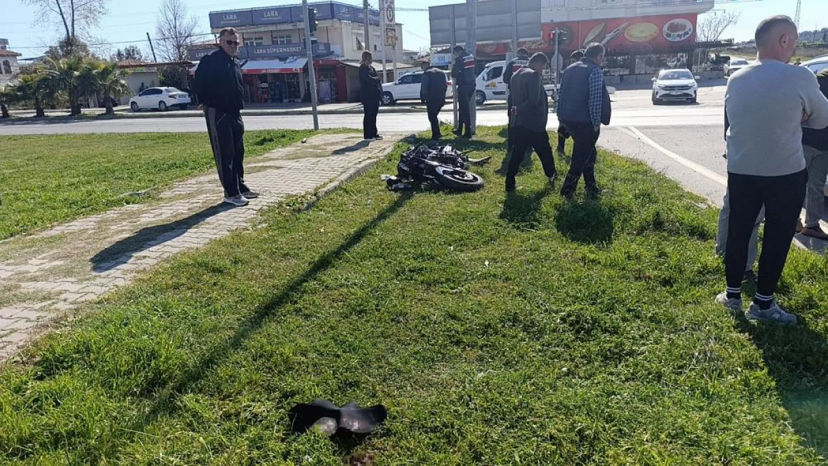 Kırmızı ışık ihlali yapan motosiklet kamyonetle çarpıştı: 1'i ağır, 2 yaralı