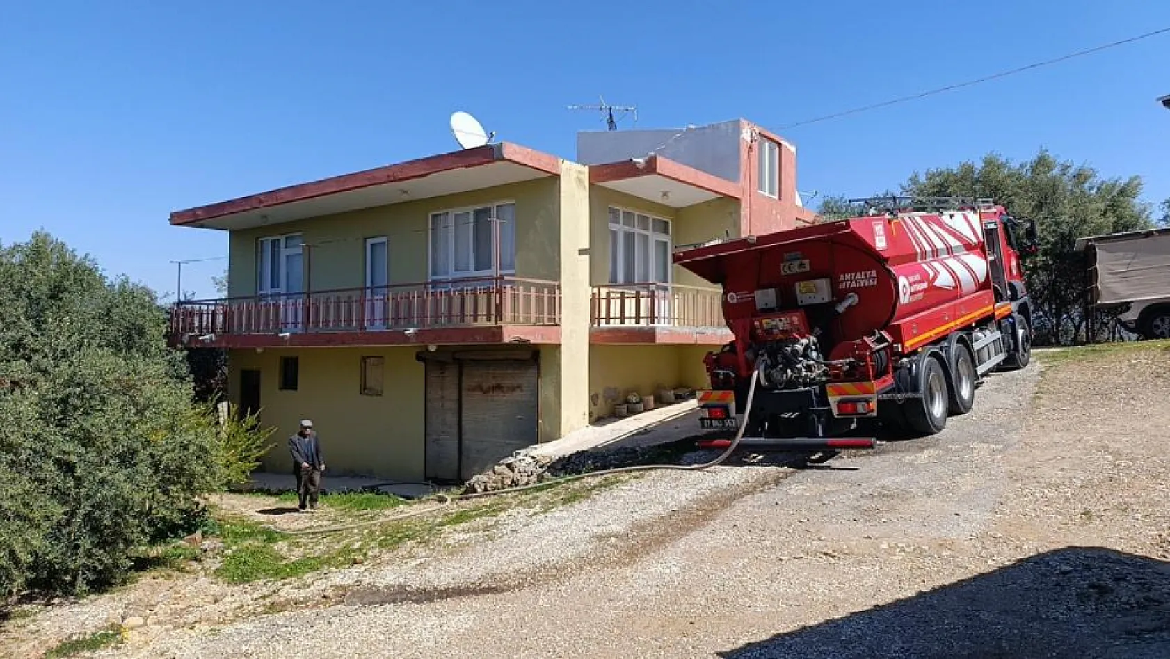Ağaçlık alanda çıkan yangın, ekiplerin hızlı müdahalesiyle söndürüldü