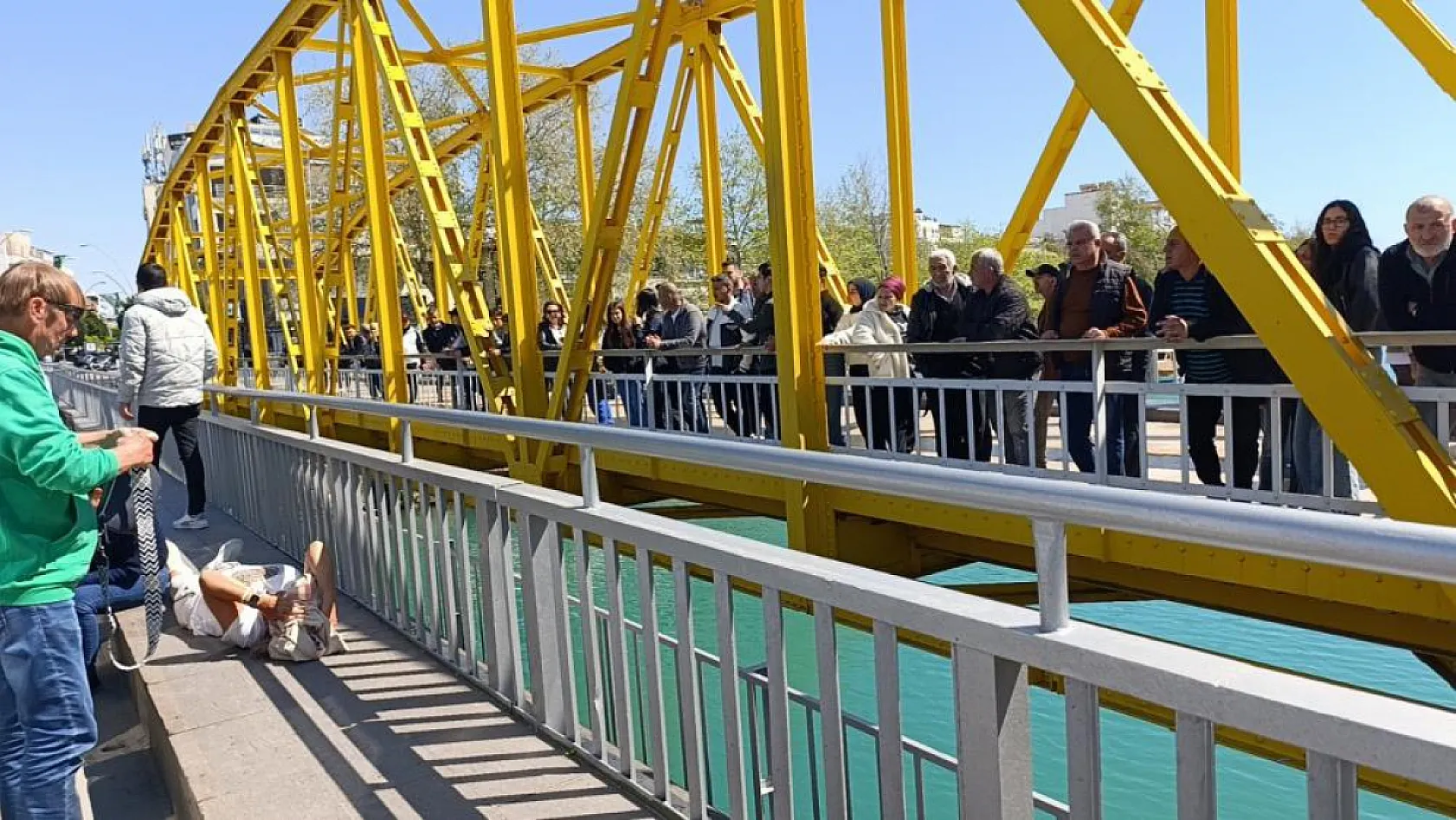 Minibüs otomobile çarptı! Yaralılar arasında Alman turistler de var