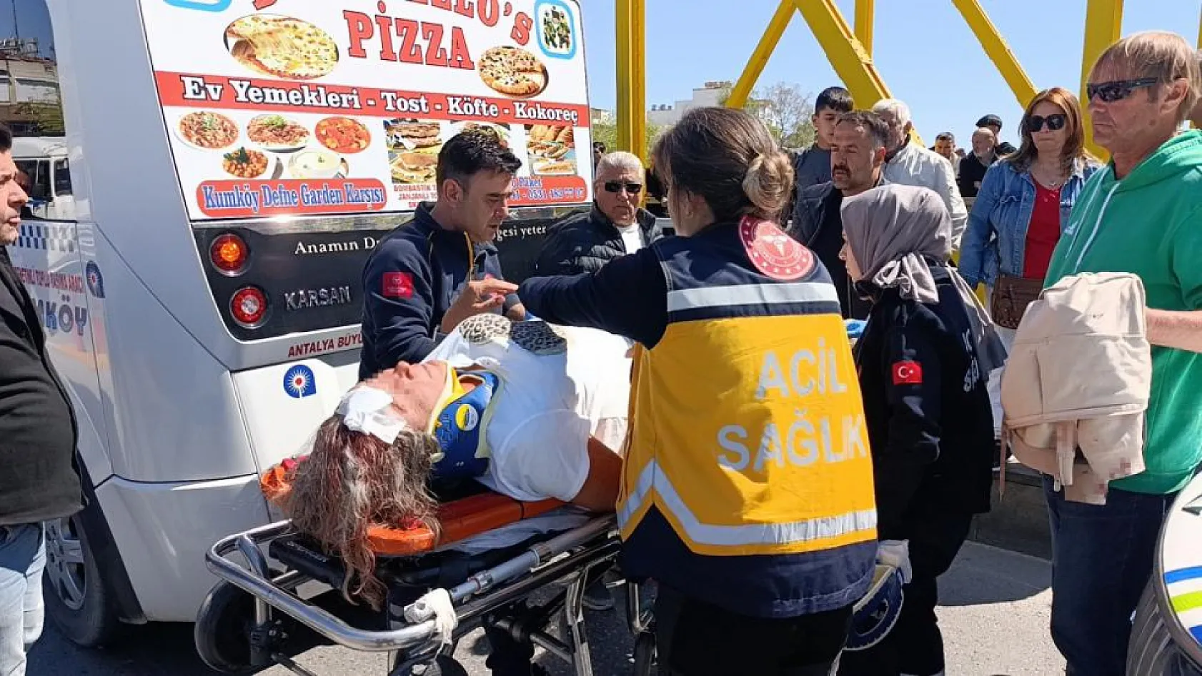 Minibüs otomobile çarptı! Yaralılar arasında Alman turistler de var