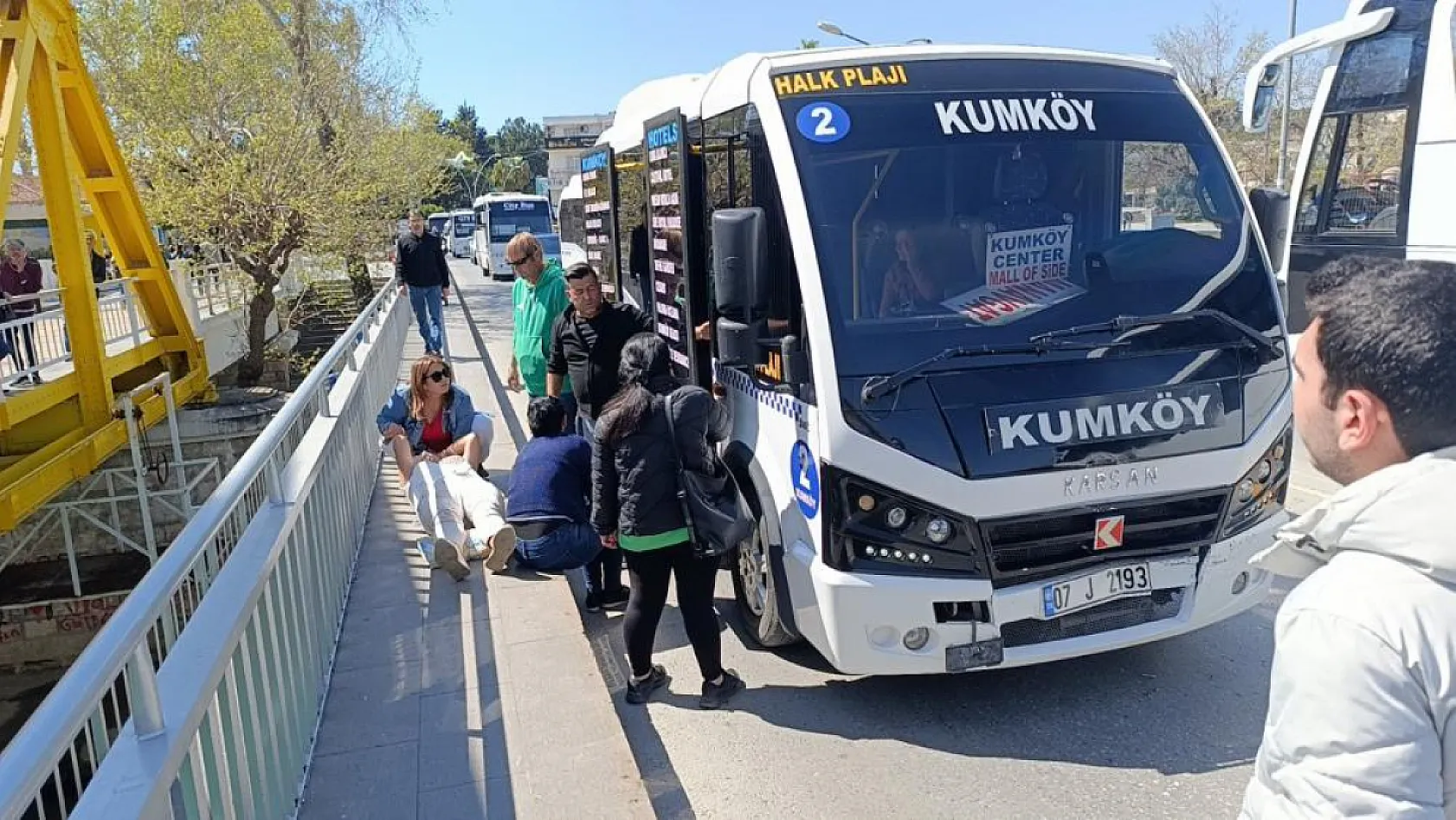 Minibüs otomobile çarptı! Yaralılar arasında Alman turistler de var